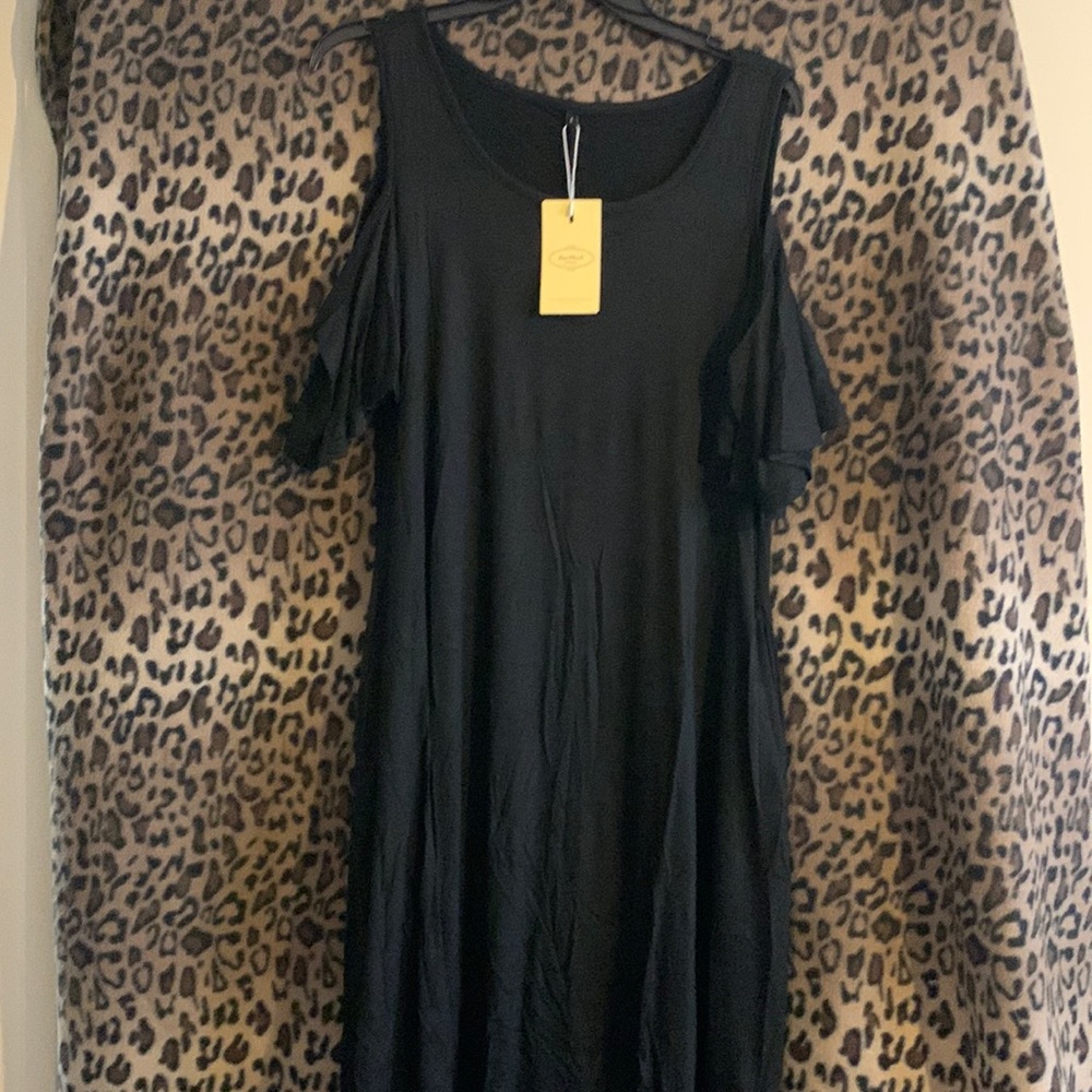 Black cold shoulder dress with tag made of rayon and polyester